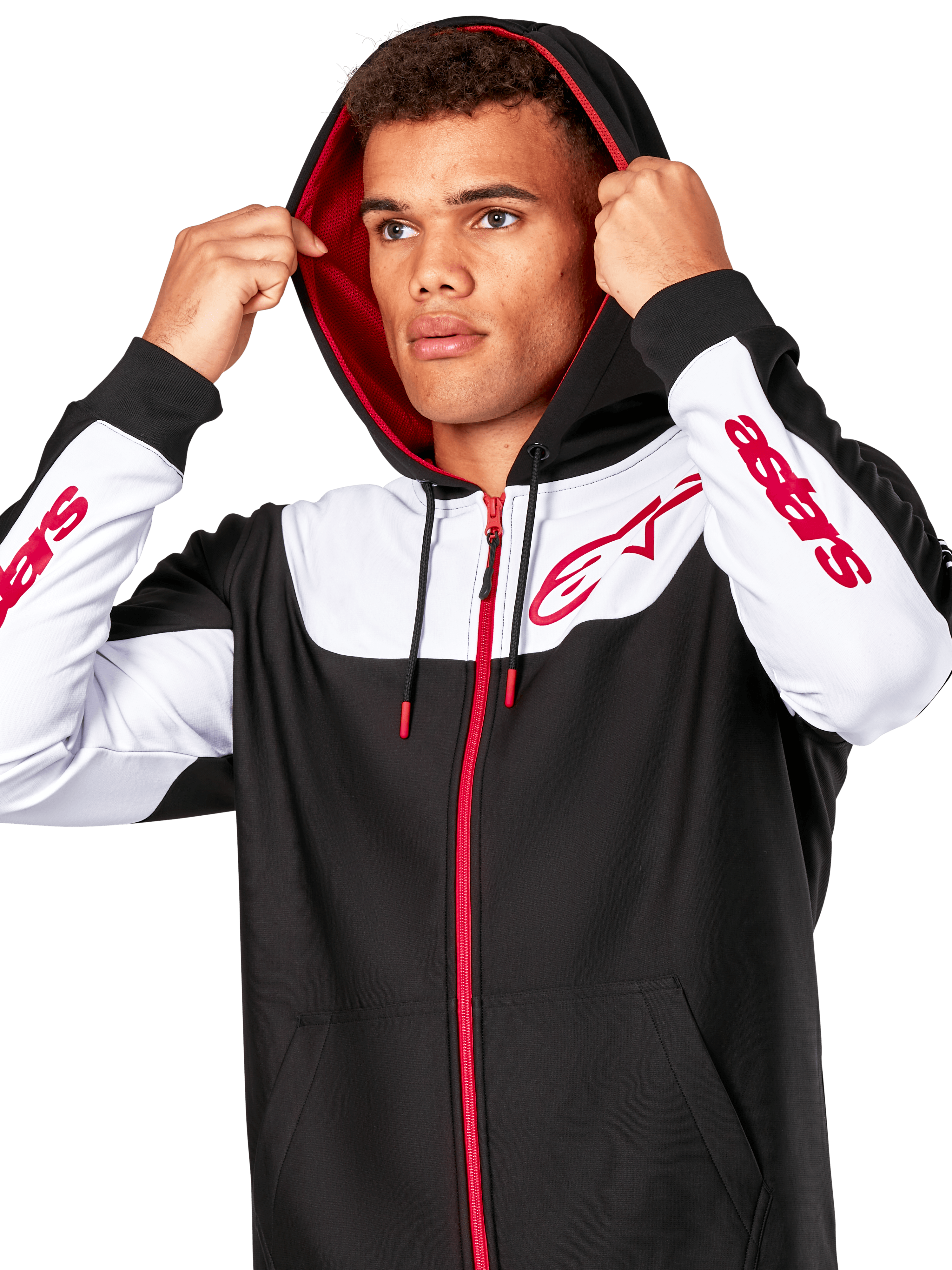 Alpinestars Sessions V3 Hoodie, svart, vit och röd, huvtröja med dragkedja bärs av en man med huvan uppe, röda Alpinestars-logotyper på bröstet och ärmarna, avslappnad motorsport-streetwear