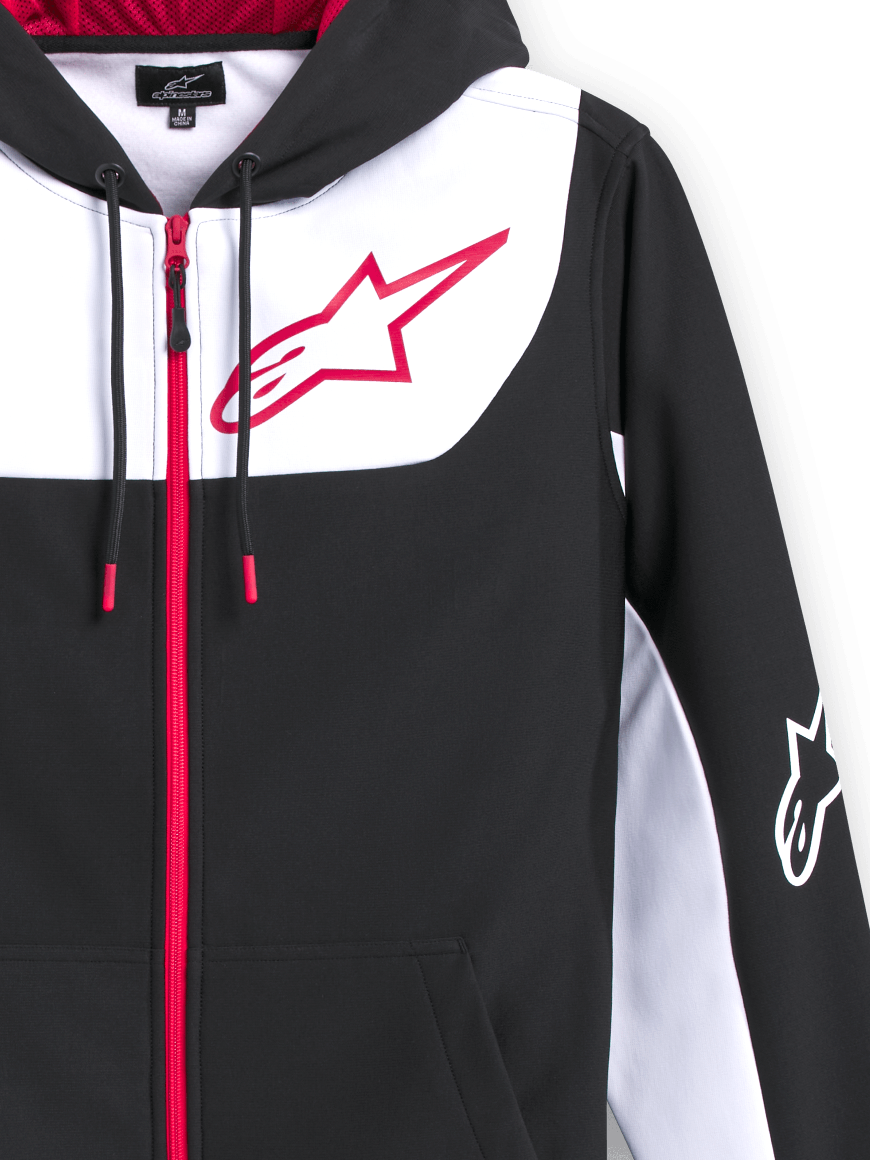 Alpinestars Sessions V3 Hoodie, huvtröja i polyfleece med dragkedja framtill, svart med vita och röda detaljer, stor röd Alpinestars stjärnlogotyp på bröstet, röd dragkedja, dragsnören med röda ändar och vit logotyp på ärmen, casual motorsport-inspirerad design