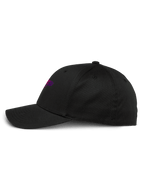 Alpinestars Setting Keps, svart baseballkeps sedd från sidan, böjd skärm med strukturerad krona, lila 3D-broderad logotyp med toning, stretch-twill