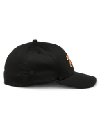 Alpinestars Setting Hat, svart baseballkeps, sidoprofil som visar böjd skärm och strukturerad krona, med orange tonad broderad logotyp, casual sportswear