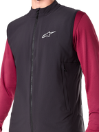 Alpinestars A-Dura Thermal Vest, svart, isolerad cykelväst för herrar, lättviktsväst för mountainbike med PrimaLoft ACTIVE-isolering, hel dragkedja framtill och två handfickor med dragkedja, smidig prestandadesign för cykling i kallt väder