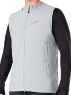 Alpinestars A-Dura Thermal Vest, titaniumgrå isolerad cykelväst, rosa stjärnlogotyp på bröstet, bärs över en svart långärmad tröja, vertikal ficka med dragkedja och hel dragkedja framtill, designad för mountainbike-cykling i kallt väder
