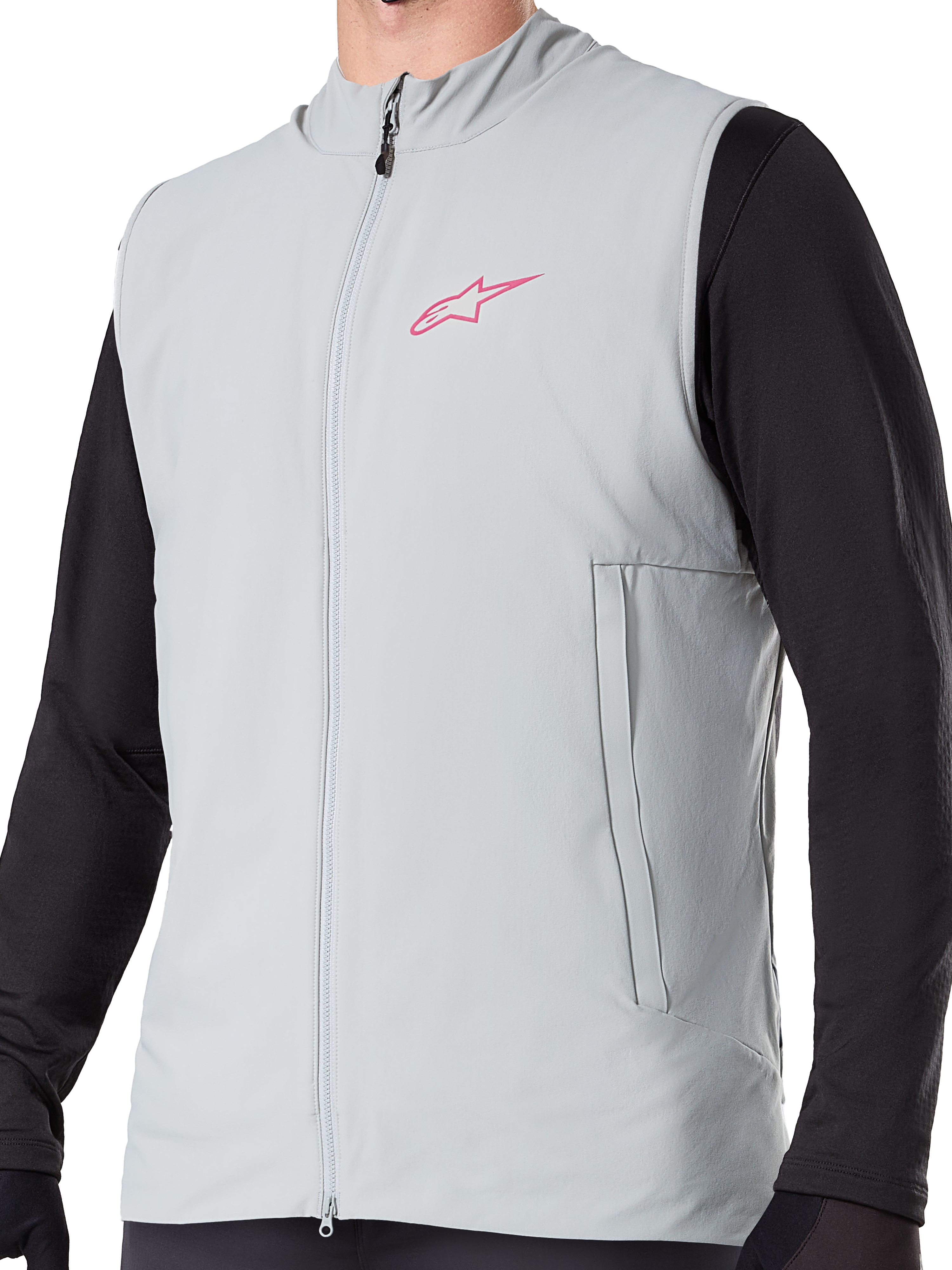 Alpinestars A-Dura Thermal Vest, titaniumgrå isolerad cykelväst, rosa stjärnlogotyp på bröstet, bärs över en svart långärmad tröja, vertikal ficka med dragkedja och hel dragkedja framtill, designad för mountainbike-cykling i kallt väder