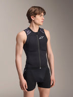 Alpinestars A-Motion Plasma skyddsväst, MTB-skyddsväst, Black Camo, ärmlös meshdesign med central dragkedja och bröstvaddering, grå kamouflageaccenter på axlarna, bärs av en manlig modell i studiomiljö