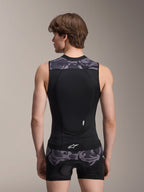 Alpinestars A-Motion Plasma skyddsväst, Black Camo, ryggvy på manlig modell, ventilerande meshkonstruktion med integrerat Nucleon Plasma-ryggskydd, grå kamouflagedetaljer på axlar och midja, Alpinestars-branding