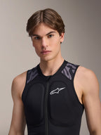 Alpinestars A-Motion Plasma skyddsväst, Black Camo, bärs av en manlig modell, med vit logotyp på bröstet och grå kamouflagemönstrade axelpaneler, design med dragkedja fram och integrerad vaddering för MTB-skydd
