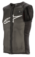 Alpinestars Paragon Plus Protection Vest, svart och vit, lätt MTB-skyddsväst med ärmlös design, hel dragkedja fram, huvudkonstruktion i texturerad stretchmesh, svarta sidopaneler, vit logotyp på bröstet och H2O-tagg för vätskesystem.