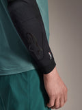 Alpinestars A-Motion Plasma armbågsskydd, svart, MTB-armbågsskydd, närbild buren på arm med blågrön tröja, med ton-i-ton Astars-logotyp och Nucleon Plasma-märkning, tunn mesh-design för terrängcykling