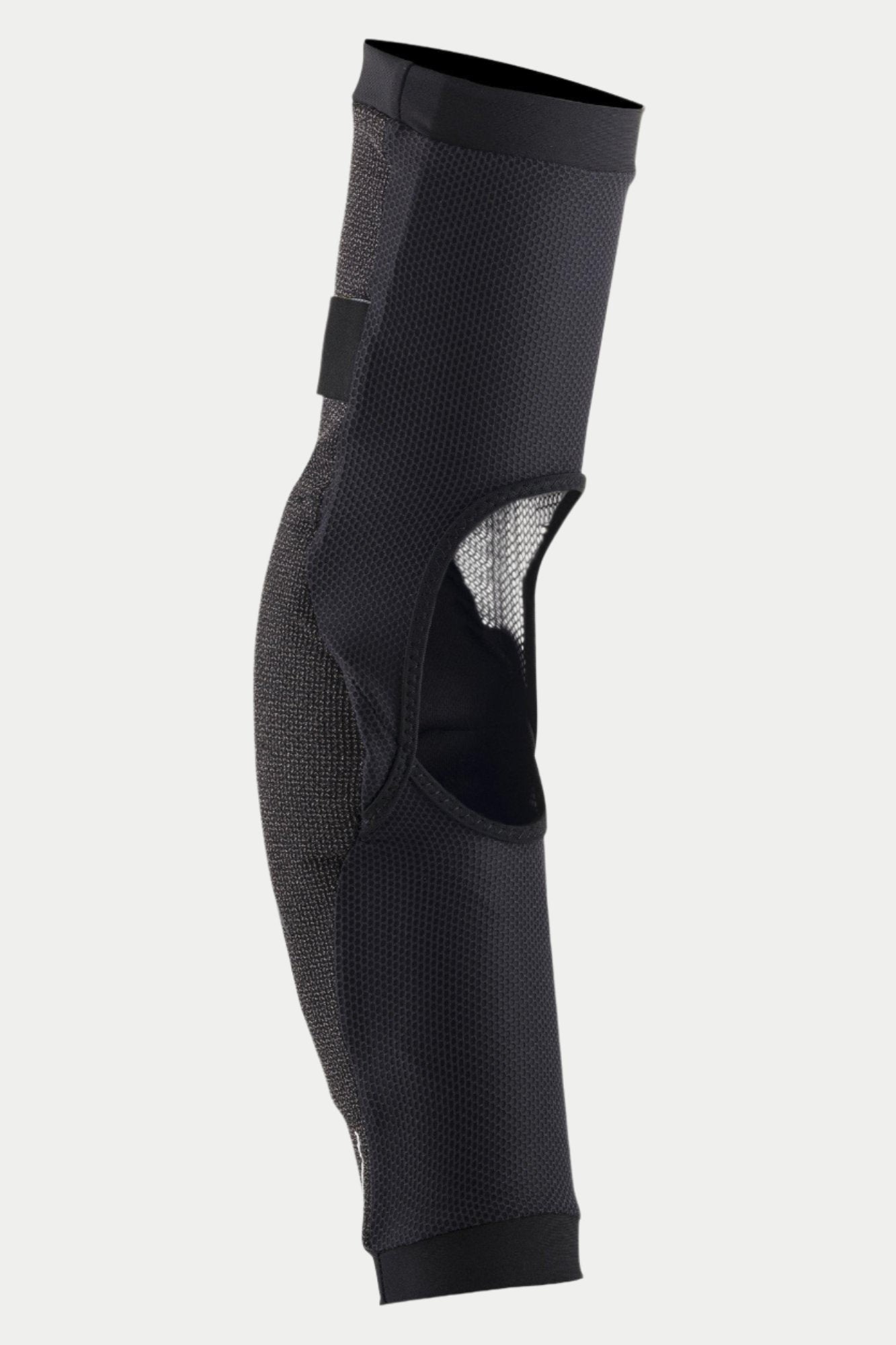 Alpinestars Paragon Pro armbågsskydd, svart, sidovy som visar konstruktion i andningsbar stretchmesh och en stor ventilationsöppning på baksidan, ergonomisk slip-on-design med elastiska muddar för mountainbike-skydd.
