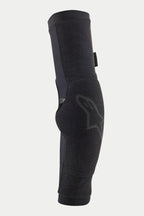Alpinestars Paragon Pro armbågsskydd, svarta slip-on-skydd för mountainbike, med ventilerande nätkonstruktion, ergonomisk förformad design och en diskret Alpinestars-logotyp på sidan.