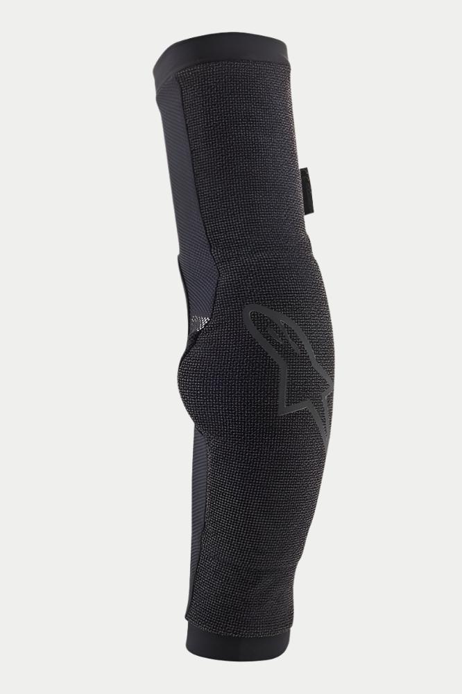 Alpinestars Paragon Pro armbågsskydd, svarta slip-on-skydd för mountainbike, med ventilerande nätkonstruktion, ergonomisk förformad design och en diskret Alpinestars-logotyp på sidan.