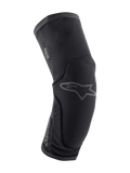 Alpinestars Paragon Plus knäskydd, knäskydd för mountainbike, svarta, ergonomiskt böjd design med ventilerande stretchmesh, slip-on-modell, subtil grå Astar-logotyp framtill