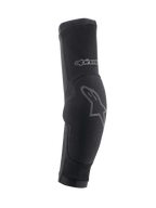 Alpinestars Paragon Plus armbågsskydd, MTB-armbågsskydd, svarta med grå logotypdetaljer, slip-on-modell med en vadderad armbågsdel och ventilerande meshmaterial, skyddsutrustning för terrängcykling