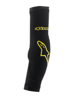 Alpinestars Paragon Plus armbågsskydd, svarta och syragula, slip-on-modell med integrerad vaddering, gul stjärnlogotyp och textlogotyp, andningsbart meshtyg för MTB-skydd