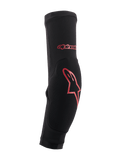Alpinestars Paragon Plus armbågsskydd, svarta med röd logotyp, MTB mountainbike-skydd, formanpassad slip-on-ärm med förstärkt stötskydd och ventilerande mesh-chassi