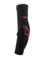 Alpinestars Paragon Plus armbågsskydd, svarta med röd logotyp, MTB mountainbike-skydd, formanpassad slip-on-ärm med förstärkt stötskydd och ventilerande mesh-chassi