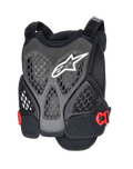 Alpinestars A-6 Plasma bröstskydd, MTB-bröstskydd, svart, antracit och röd, med vit stjärnlogotyp, perforerade bikakeformade meshpaneler för ventilation, röda sidospännen och justerbara axelremmar, designat för skydd vid terräng- och gravity-mountainbiking.