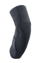 Alpinestars A-Motion Plasma Pro knäskydd, svarta, sidoprofil som visar böjd ergonomisk design, texturerad frontpanel med ton-i-ton-stjärnlogotyp, ventilerande stretch-mesh och ripstop-material, lättviktsskydd för MTB och stigcykling