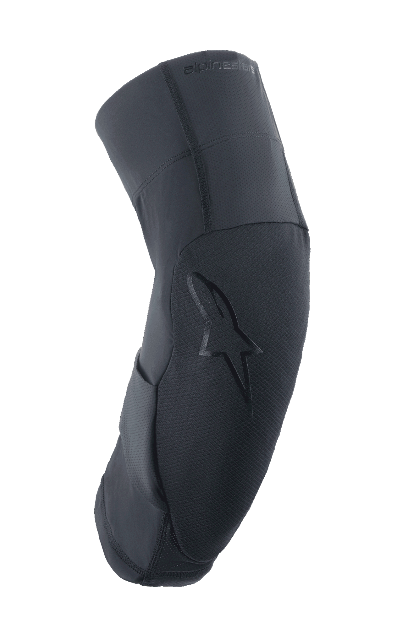 Alpinestars A-Motion Plasma Pro knäskydd, svarta, sidoprofil som visar böjd ergonomisk design, texturerad frontpanel med ton-i-ton-stjärnlogotyp, ventilerande stretch-mesh och ripstop-material, lättviktsskydd för MTB och stigcykling