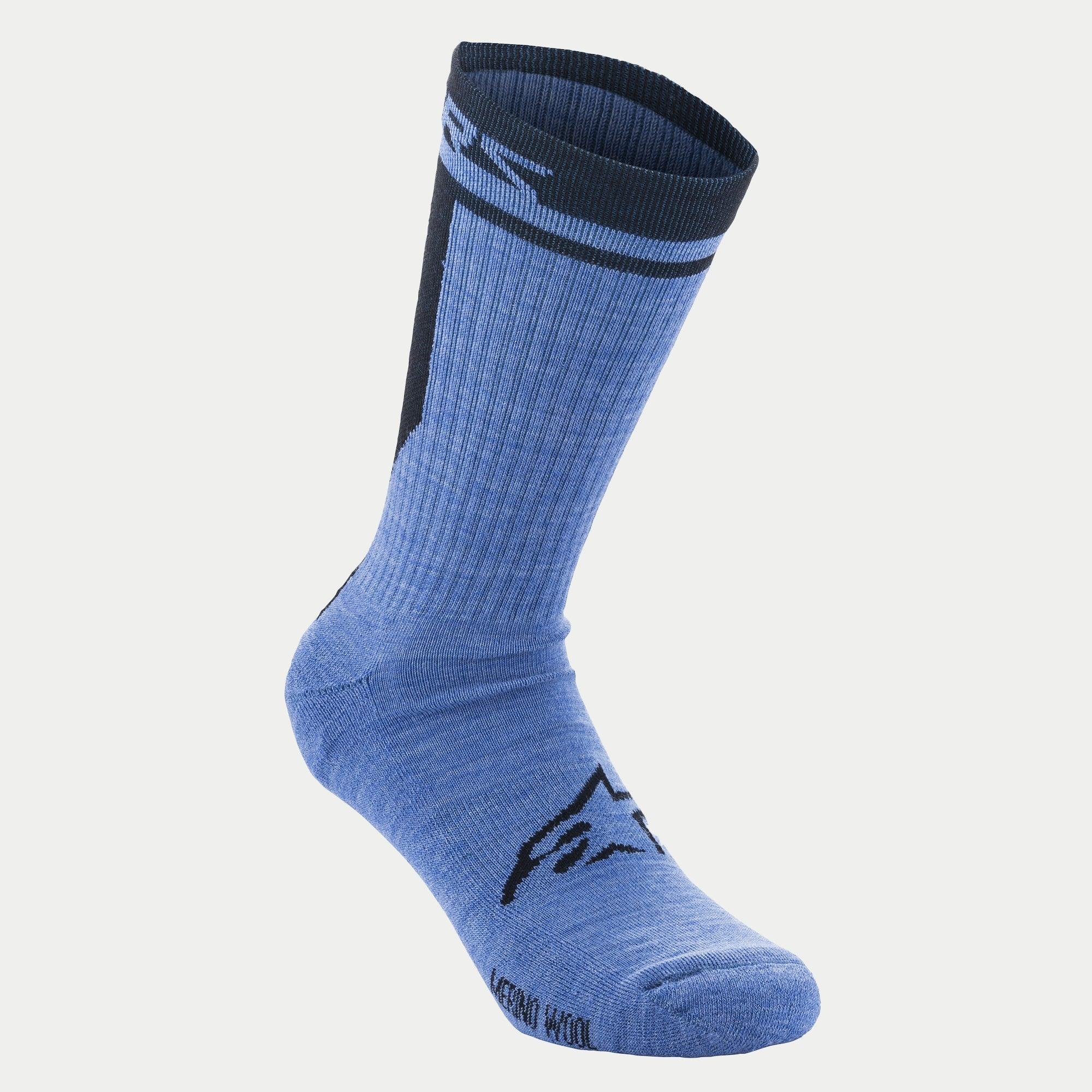 Alpinestars Merino Socks 24, cykelstrumpor, blå och svarta, med texten 'Merino Wool' på tån och en svart Astars-logotyp på ovansidan av foten, 24 cm långa (vadlängd) för mountainbike- och landsvägscykling