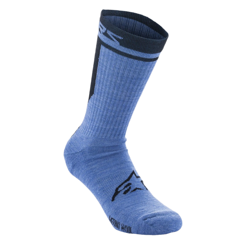 Alpinestars Merino Socks 24, cykelstrumpor, blå och svarta, teknisk merinoullskonstruktion med svart Alpinestars-logotyp på vristen, vadlånga med mörkribbad mudd och märkesdetaljer.