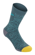 Alpinestars Drop Socks 15, mountainbikestrumpor, Atlantic Ceramic-blå med ljusblått topografiskt mönster, klargul tå och grå häl, ribbad struktur, lätta MTB-prestandastrumpor