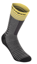 Alpinestars Drop Socks 19, cykelstrumpor, mellangrå och gula, med gul ribbad mudd med ränder, grå texturerad kropp med svarta horisontella mönster, svart förstärkt häl och tå, MTB-utrustning med hög andningsförmåga