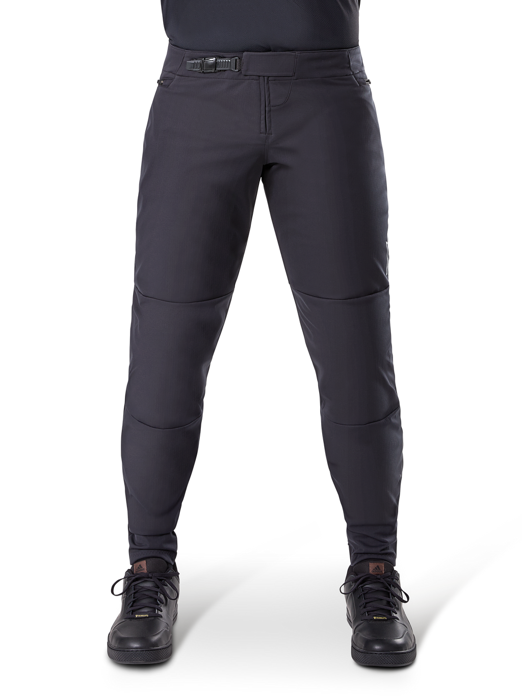Alpinestars A-Dura Thermal Pant, svarta mountainbikebyxor med ett säkert spärrspänne och förböjd passform, bärs med svarta cykelskor, slitstarkt tekniskt material för stigcykling i kallt väder