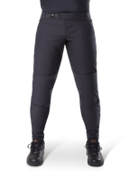 Alpinestars A-Dura Thermal Pant, svarta mountainbikebyxor med ett säkert spärrspänne och förböjd passform, bärs med svarta cykelskor, slitstarkt tekniskt material för stigcykling i kallt väder