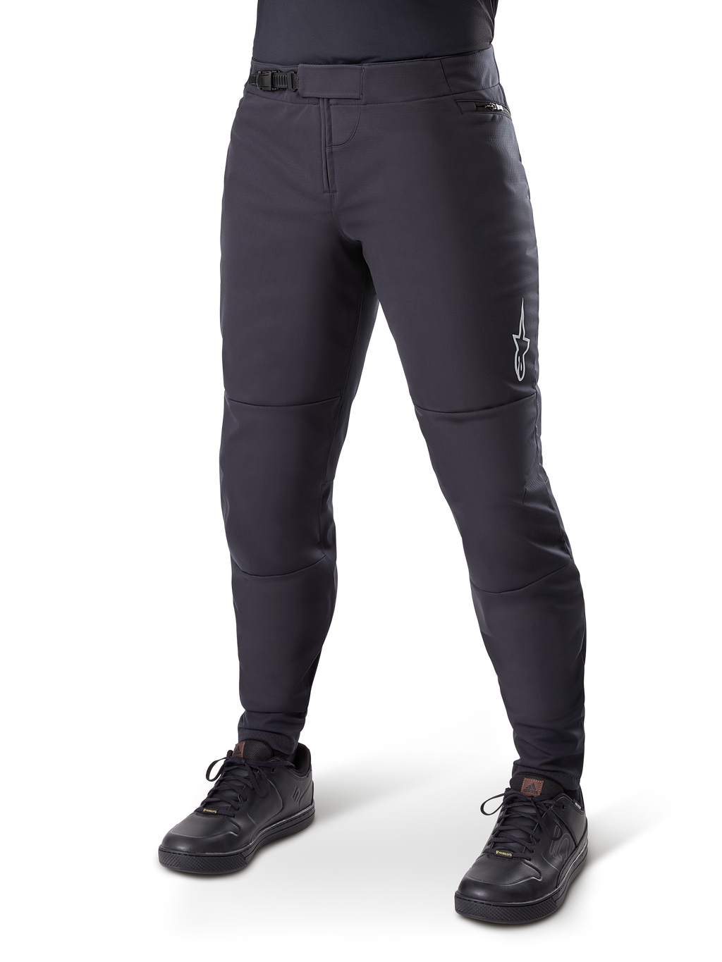 Alpinestars A-Dura Thermal Pant, svarta mountainbikebyxor, bärs med svarta cykelskor, med spärrspänne i midjan, liten vit logotyp på låret, avsmalnande passform för cykling i kallt väder