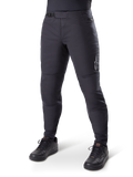 Alpinestars A-Dura Thermal Pant, svarta mountainbikebyxor, bärs med svarta cykelskor, med spärrspänne i midjan, liten vit logotyp på låret, avsmalnande passform för cykling i kallt väder