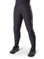 Alpinestars A-Dura Thermal Pant, svarta mountainbikebyxor, bärs med svarta cykelskor, med spärrspänne i midjan, liten vit logotyp på låret, avsmalnande passform för cykling i kallt väder