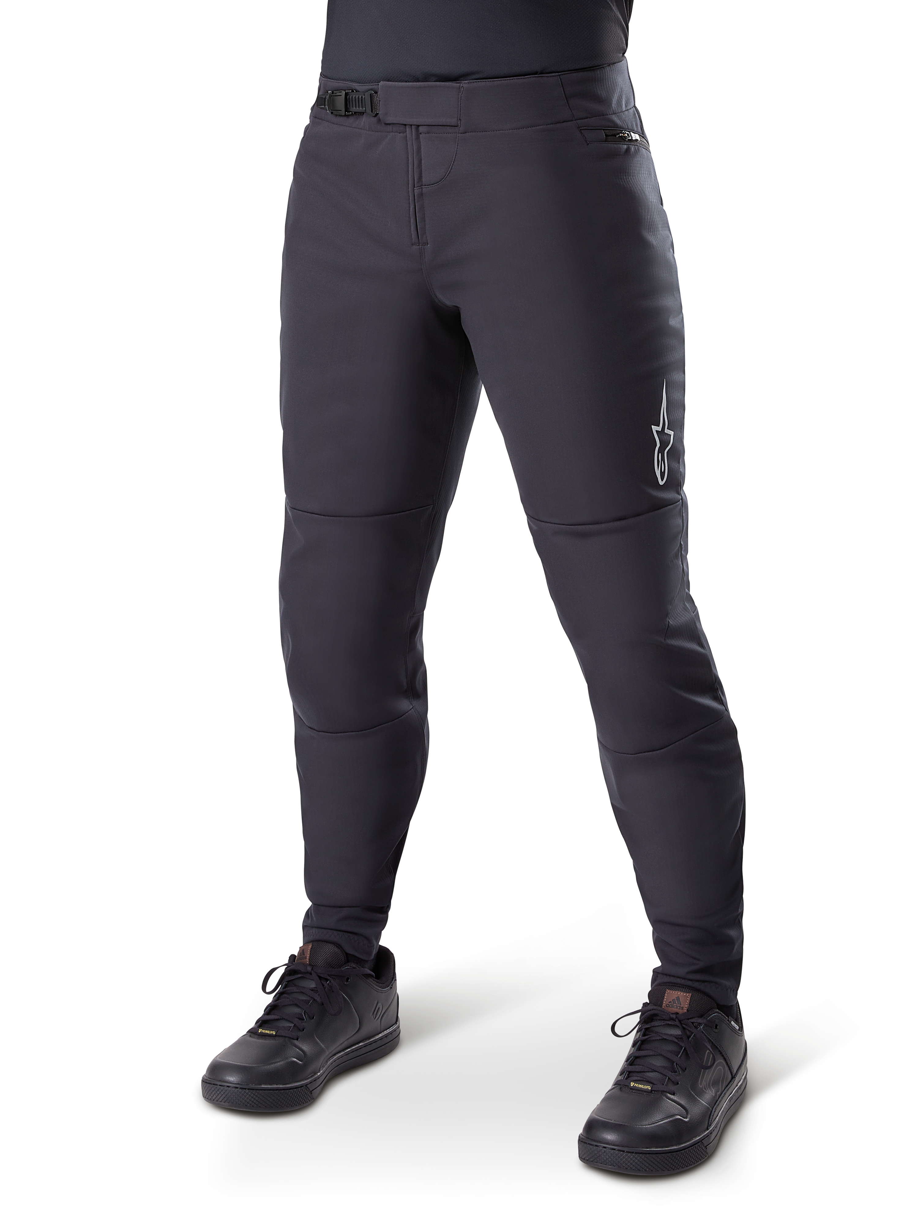 Alpinestars A-Dura Thermal Pant, svarta mountainbikebyxor, bärs med svarta cykelskor, med spärrspänne i midjan, liten vit logotyp på låret, avsmalnande passform för cykling i kallt väder