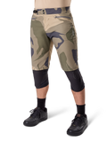 Alpinestars A-Dura Camo Liner Short, MTB-shorts, brunt kamouflagemönster, frontvy som visar dragkedjeförsedda fickor och sidoreglering i midjan, bärs med svarta knäskydd och svarta cykelskor, hållbar utrustning för MTB