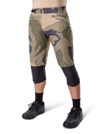 Alpinestars A-Dura Camo Liner Short, MTB-shorts, brunt kamouflagemönster, frontvy som visar dragkedjeförsedda fickor och sidoreglering i midjan, bärs med svarta knäskydd och svarta cykelskor, hållbar utrustning för MTB