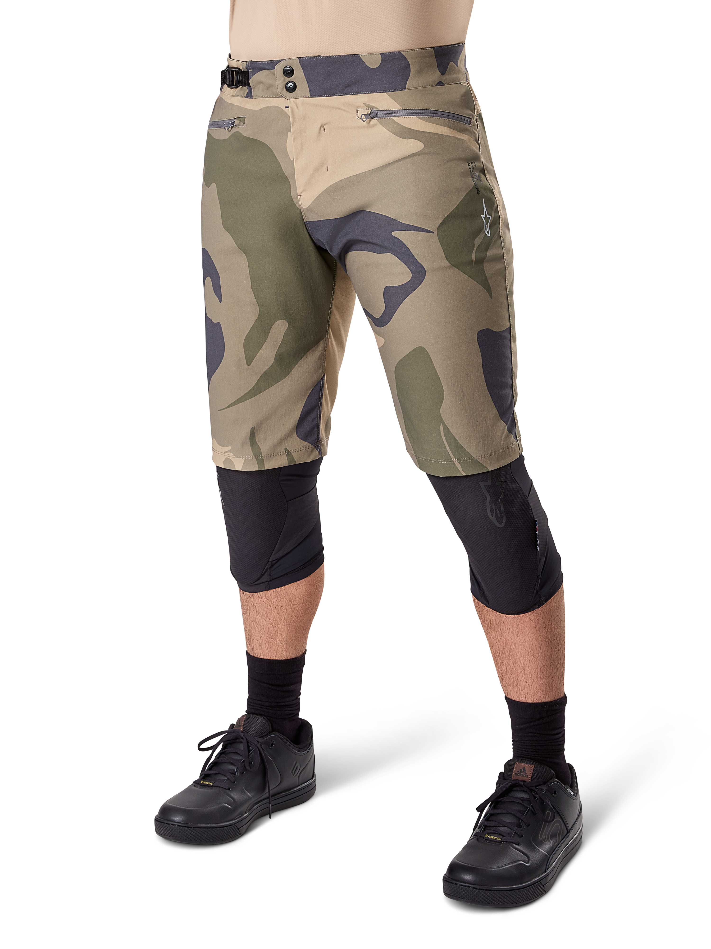 Alpinestars A-Dura Camo Liner Short, MTB-shorts, brunt kamouflagemönster, frontvy som visar dragkedjeförsedda fickor och sidoreglering i midjan, bärs med svarta knäskydd och svarta cykelskor, hållbar utrustning för MTB