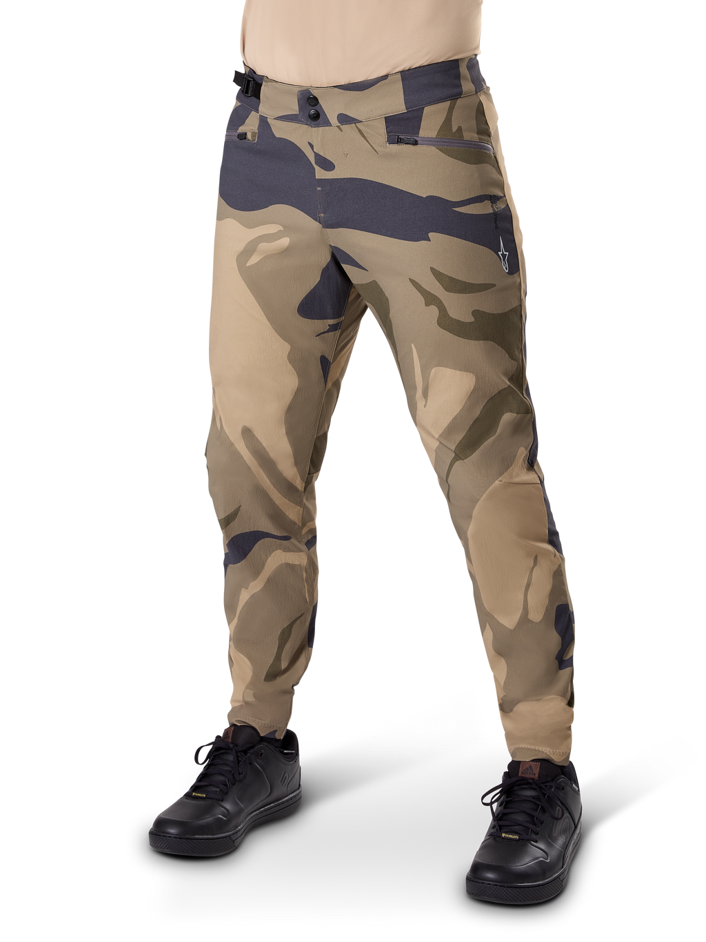 Alpinestars A-Dura Camo Pant, MTB-byxor, brunt kamouflagemönster, har dubbel knäppning och blixtlåsförsedda fickor, normal passform för terrängcykling, bärs med svarta skor