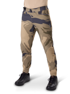 Alpinestars A-Dura Camo Pant, MTB-byxor, brunt kamouflagemönster, har dubbel knäppning och blixtlåsförsedda fickor, normal passform för terrängcykling, bärs med svarta skor