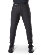 Alpinestars A-Dura Waterproof Pants, svarta, mountainbikebyxor med spärrspänne i midjan och dragkedjefickor, framifrån på modell matchade med svarta skor, slitstark vattentät utrustning för MTB