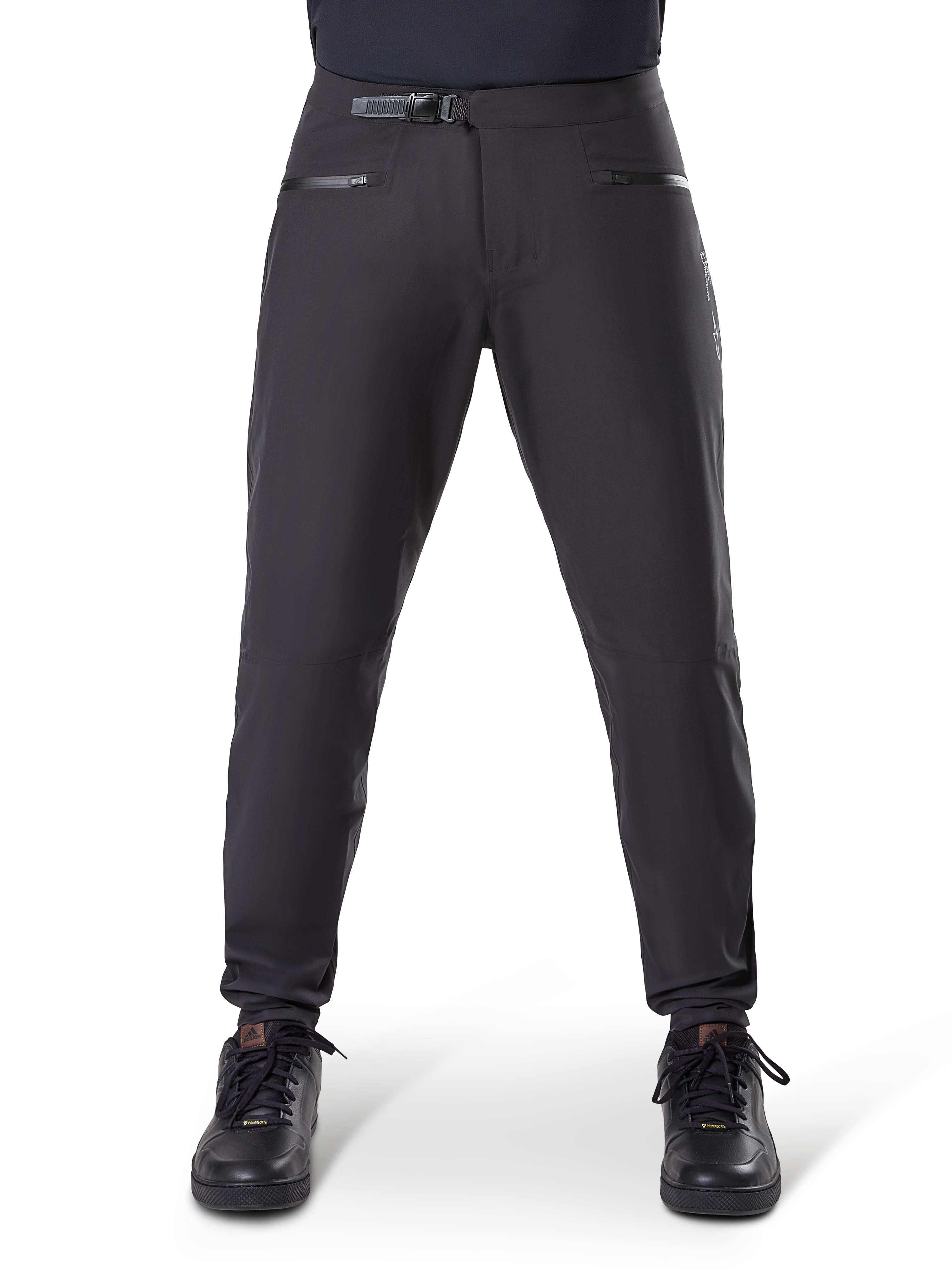 Alpinestars A-Dura Waterproof Pants, svarta, mountainbikebyxor med spärrspänne i midjan och dragkedjefickor, framifrån på modell matchade med svarta skor, slitstark vattentät utrustning för MTB