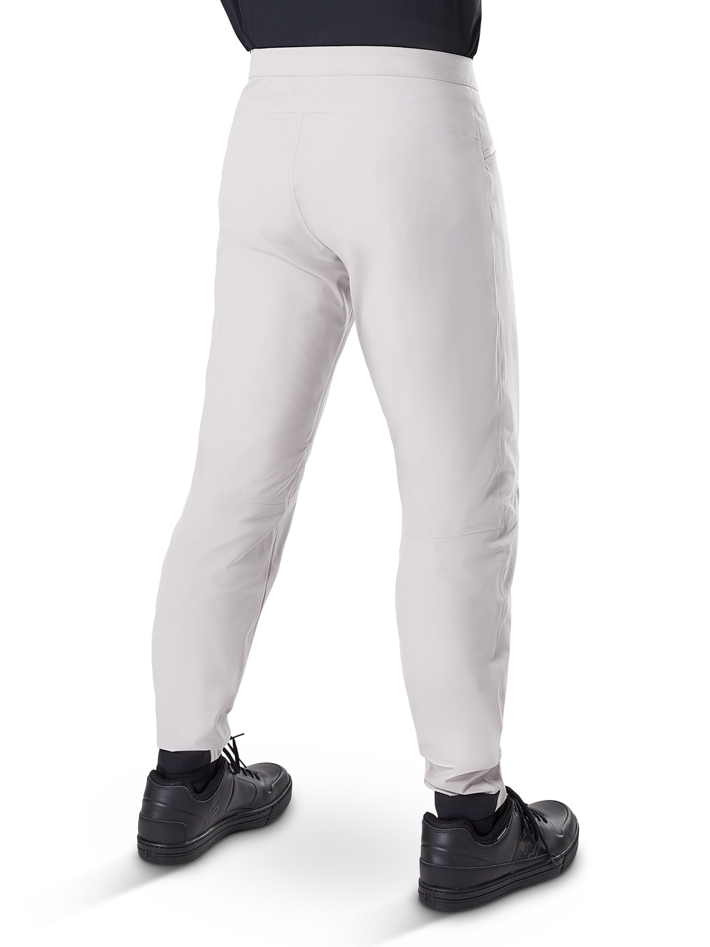 Alpinestars A-Dura Waterproof Pants, MTB-cykelbyxor, titangrå, vy bakifrån som visar avsmalnande ben och elastiska muddar, bärs med svarta skor, vattentät teknisk utrustning för mountainbike