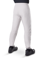 Alpinestars A-Dura Waterproof Pants, MTB-cykelbyxor, titangrå, vy bakifrån som visar avsmalnande ben och elastiska muddar, bärs med svarta skor, vattentät teknisk utrustning för mountainbike