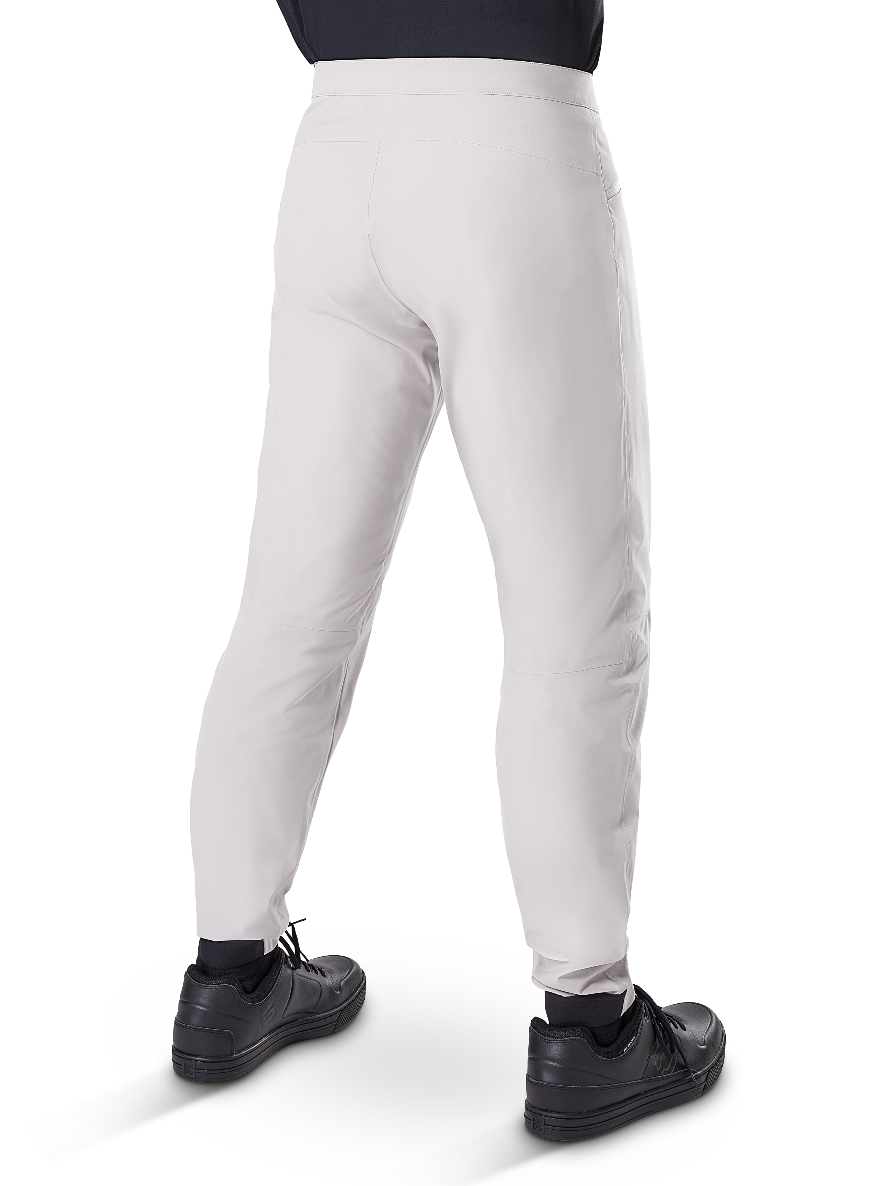 Alpinestars A-Dura Waterproof Pants, MTB-cykelbyxor, titangrå, vy bakifrån som visar avsmalnande ben och elastiska muddar, bärs med svarta skor, vattentät teknisk utrustning för mountainbike