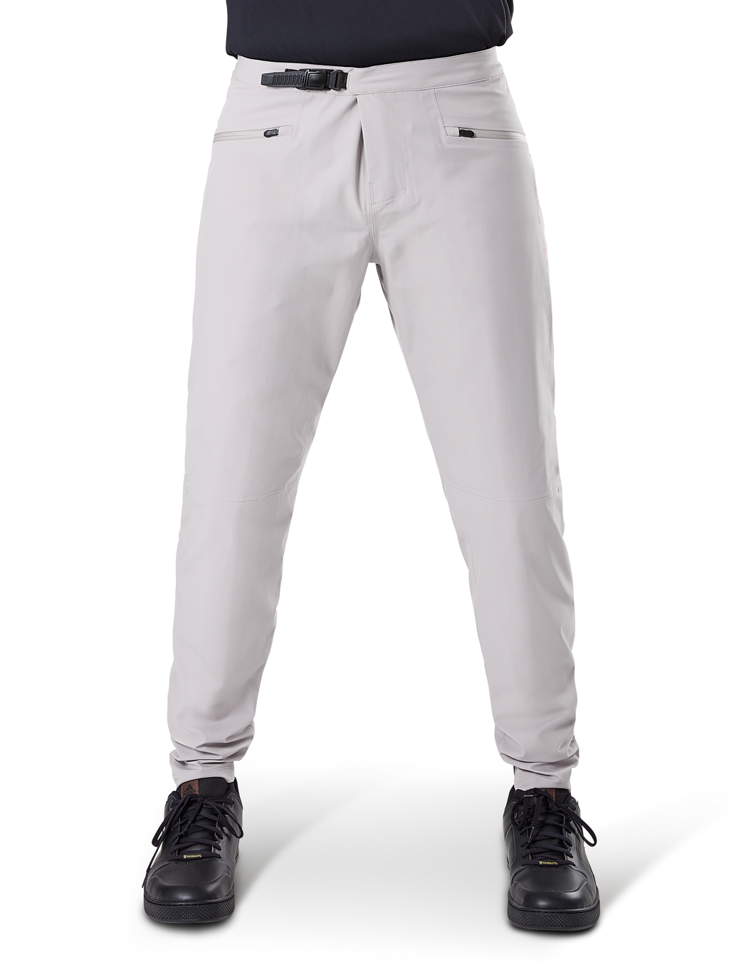Alpinestars A-Dura Waterproof Pants, MTB-byxor, Titanium Gray, vy framifrån, med ett svart spärrspänne i midjan och dubbla dragkedjefickor, elastiska muddar, bärs med svarta sneakers, teknisk vattentät utrustning för mountainbike