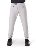 Alpinestars A-Dura Waterproof Pants, MTB-byxor, Titanium Gray, vy framifrån, med ett svart spärrspänne i midjan och dubbla dragkedjefickor, elastiska muddar, bärs med svarta sneakers, teknisk vattentät utrustning för mountainbike