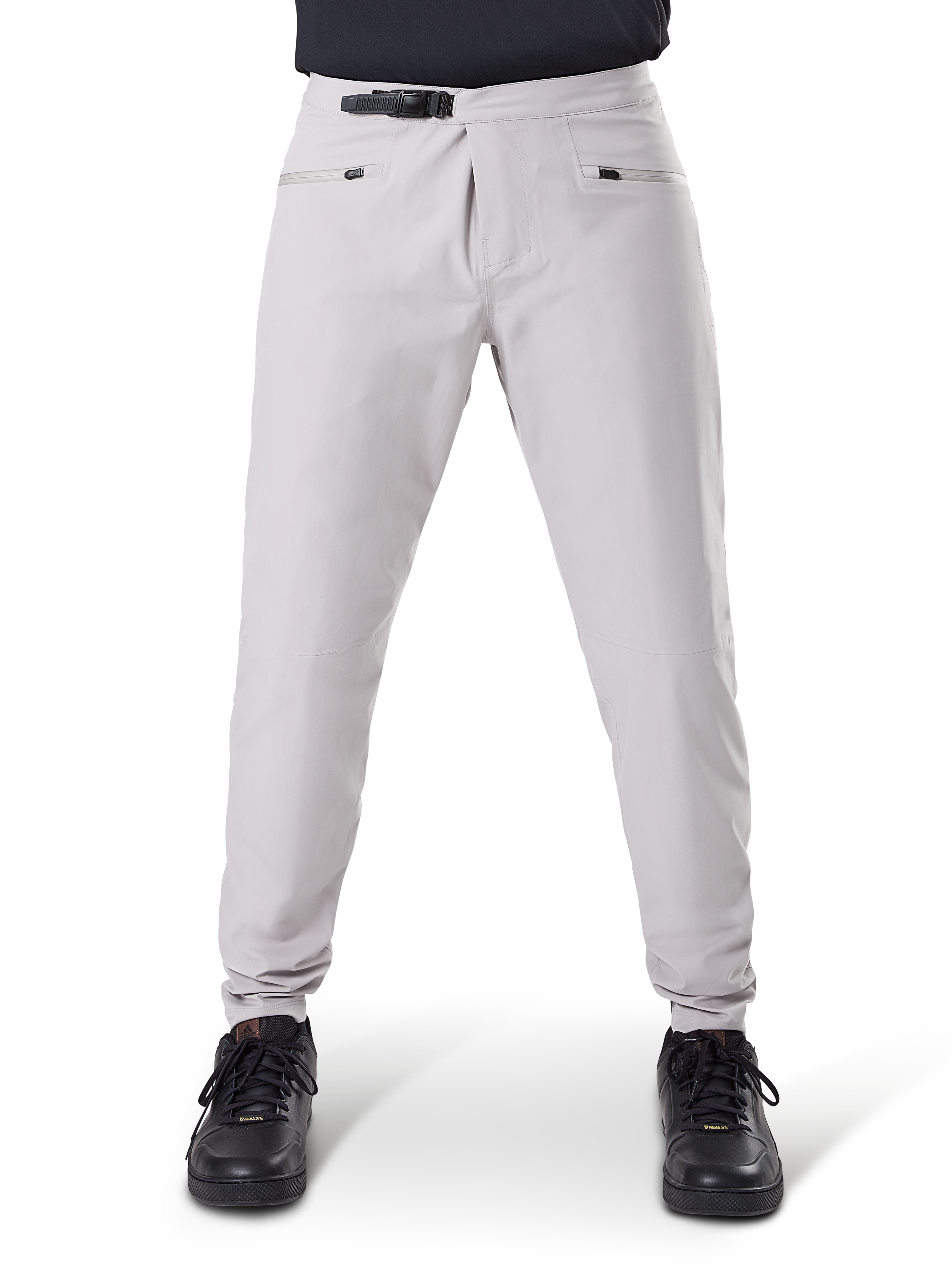 Alpinestars A-Dura Waterproof Pants, MTB-byxor, Titanium Gray, vy framifrån, med ett svart spärrspänne i midjan och dubbla dragkedjefickor, elastiska muddar, bärs med svarta sneakers, teknisk vattentät utrustning för mountainbike