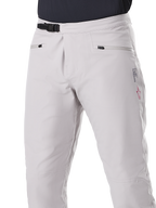 Alpinestars A-Dura Waterproof Pants, MTB-byxor, titaniumgrå, frontvy som visar svart spärrspänne i midjan och handfickor med dragkedja, hållbar vattentät konstruktion för mountainbikecykling