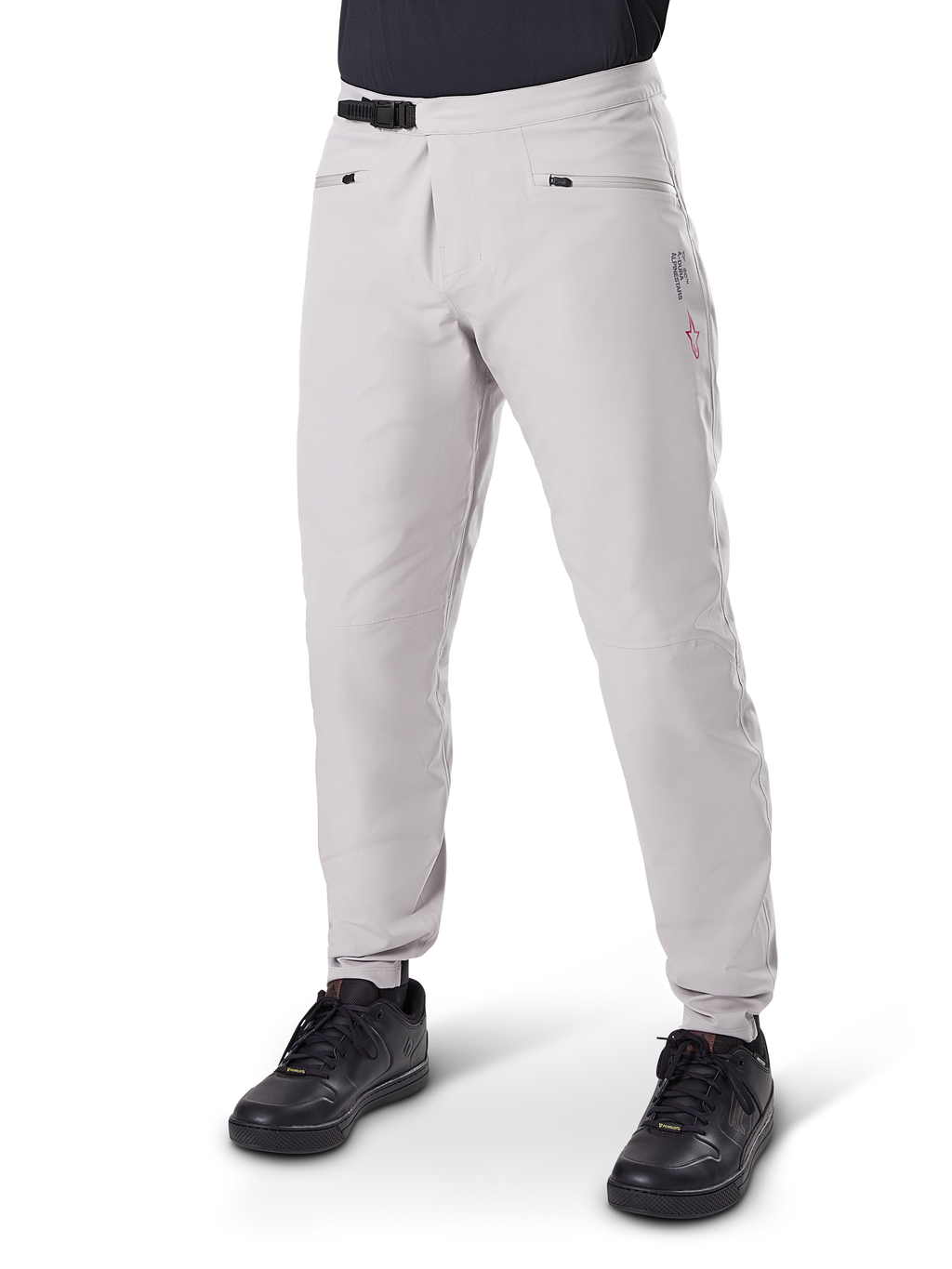 Alpinestars A-Dura Waterproof Pants, mountainbike-byxor, titaniumgrå, med svart spärrspänne i midjan och handfickor med dragkedja, avsmalnande ben med elastiska muddar, bärs med svarta skor, hållbar vattentät 3L-konstruktion för terrängcykling