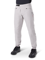 Alpinestars A-Dura Waterproof Pants, mountainbike-byxor, titaniumgrå, med svart spärrspänne i midjan och handfickor med dragkedja, avsmalnande ben med elastiska muddar, bärs med svarta skor, hållbar vattentät 3L-konstruktion för terrängcykling