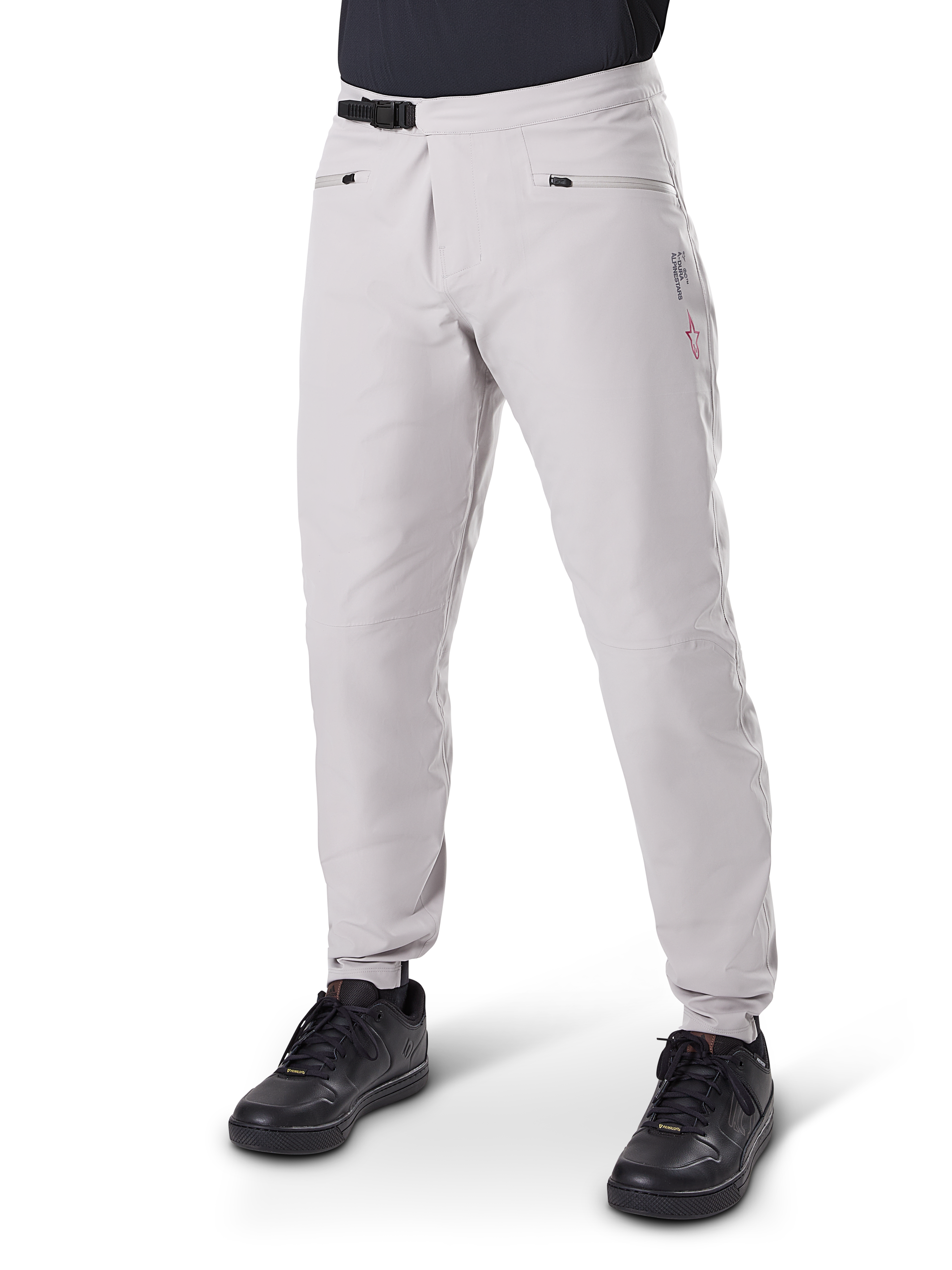 Alpinestars A-Dura Waterproof Pants, mountainbike-byxor, titaniumgrå, med svart spärrspänne i midjan och handfickor med dragkedja, avsmalnande ben med elastiska muddar, bärs med svarta skor, hållbar vattentät 3L-konstruktion för terrängcykling